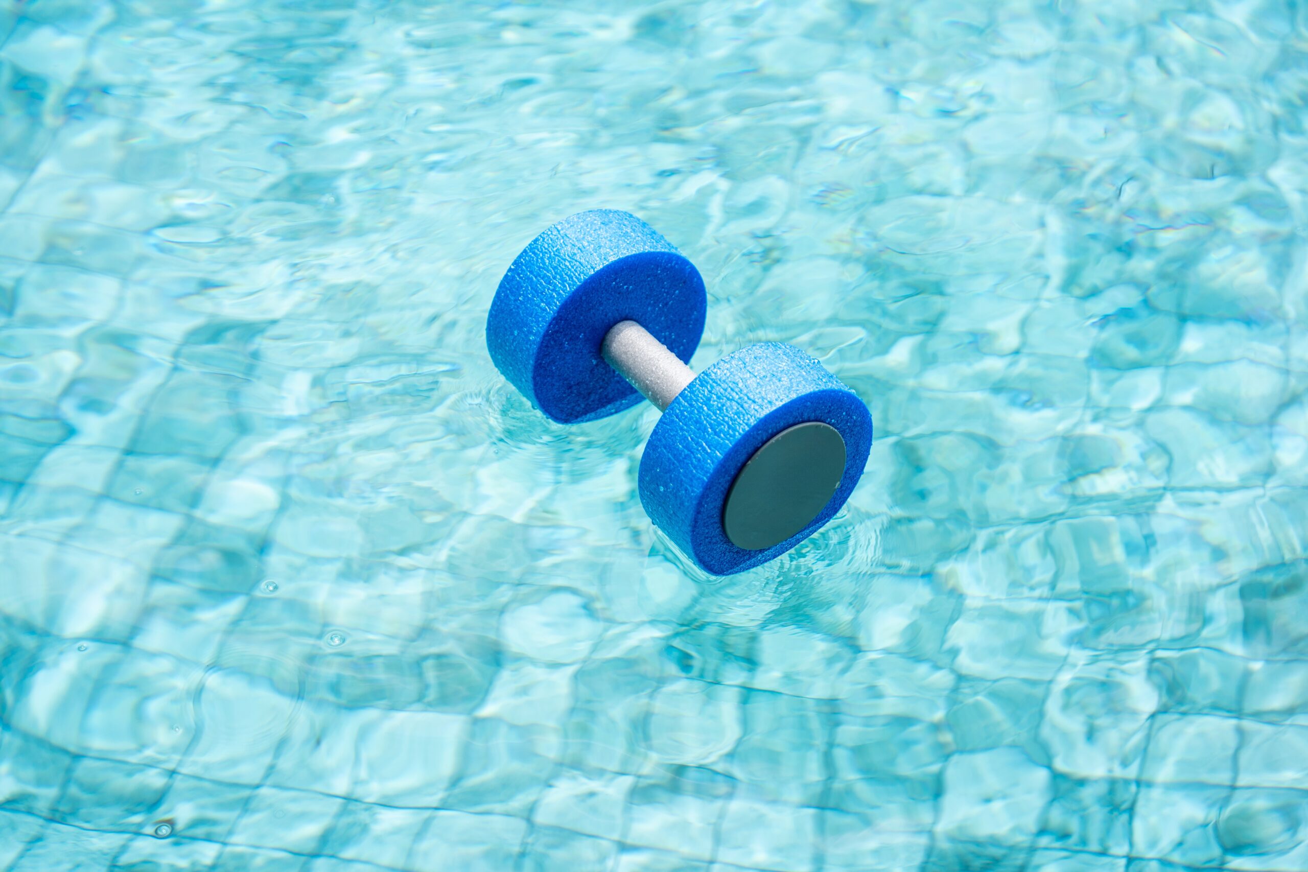 A,Pair,Of,Blue,Aquatic,Dumbbells,Rests,On,The,Poolside, Centro di rieducazione muscolare Verona Centro Bernstein preventivo prezzo